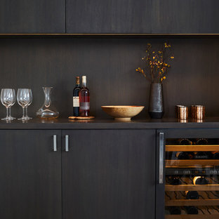 Imagen de bar en casa contemporáneo con armarios con paneles lisos, puertas de armario de madera en tonos medios, salpicadero marrón, suelo de madera en tonos medios y suelo marrón