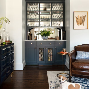 Einzeilige, Kleine Klassische Hausbar ohne Waschbecken mit offenen Schränken, blauen Schränken, Rückwand aus Spiegelfliesen, dunklem Holzboden, braunem Boden und weißer Arbeitsplatte in Charlotte