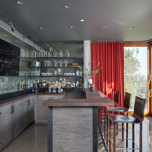 Foto di un grande bancone bar contemporaneo con paraspruzzi a specchio, pavimento grigio, lavello sottopiano, ante lisce e ante grigie