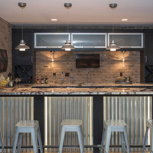 Ispirazione per un angolo bar moderno di medie dimensioni con top in granito e pavimento in sughero