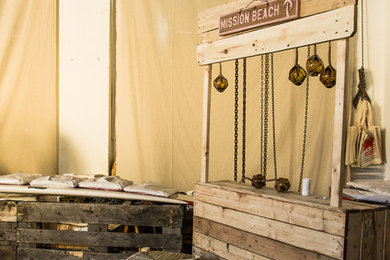 Diseño de bar en casa con barra de bar lineal ecléctico de tamaño medio con puertas de armario de madera oscura y encimera de madera