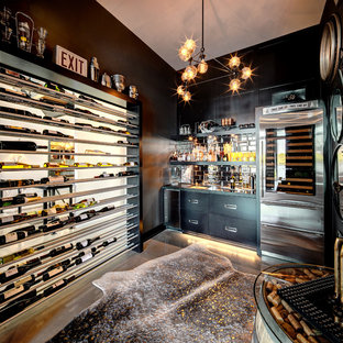 Idee per un angolo bar minimal con ante lisce, ante nere e paraspruzzi con piastrelle di metallo