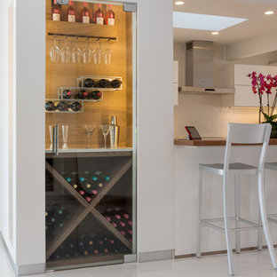 Esempio di un piccolo angolo bar con lavandino moderno con ante di vetro, top in quarzite e pavimento bianco