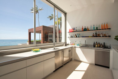 This is an example of a modern home bar in Los Angeles.