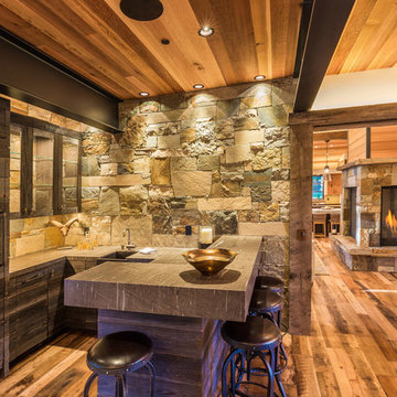 75 Hausbars mit Rückwand aus Steinfliesen und grauer Arbeitsplatte