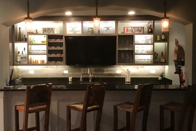 Diseño de bar en casa con barra de bar de galera costero de tamaño medio con fregadero bajoencimera, encimera de acrílico, salpicadero verde y salpicadero de azulejos de piedra