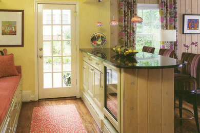 ワシントンD.C.にある小さなトランジショナルスタイルのおしゃれなホームバーの写真