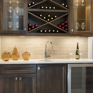Ispirazione per un piccolo angolo bar con lavandino chic con lavello sottopiano, ante in stile shaker, ante in legno bruno, top in quarzite, paraspruzzi beige, paraspruzzi con piastrelle diamantate e pavimento in ardesia
