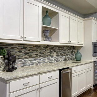 75+ Hausbars mit Rückwand aus Stäbchenfliesen und grauer Arbeitsplatte