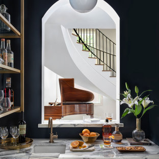 Inspiration pour un très grand bar de salon avec évier traditionnel en U avec un évier posé, des portes de placard bleues, un plan de travail en quartz et un plan de travail blanc.