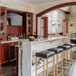 Foto de bar en casa con fregadero de galera, actual, grande, con fregadero bajoencimera, armarios con paneles empotrados, encimera de mármol, salpicadero de madera, suelo de baldosas de cerámica, suelo marrón, puertas de armario de madera clara, salpicadero marrón y encimeras blancas