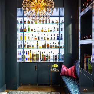 Idee per un angolo bar minimal con ante lisce e ante verdi
