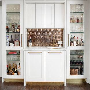 Modelo de bar en casa con fregadero lineal, tradicional renovado, pequeño, con armarios estilo shaker, puertas de armario blancas, encimera de mármol, suelo marrón, fregadero bajoencimera, salpicadero marrón, salpicadero de metal, suelo de madera oscura y encimeras blancas