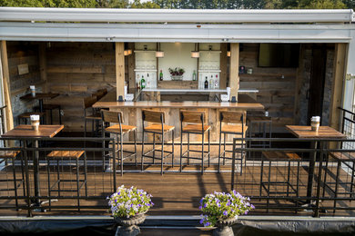 Diseño de bar en casa con barra de bar en U rural pequeño con puertas de armario con efecto envejecido, encimera de madera, salpicadero blanco y salpicadero de madera