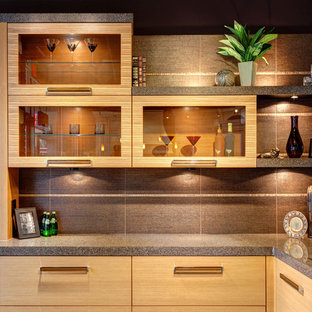 Immagine di un angolo bar con lavandino minimalista di medie dimensioni con lavello sottopiano, ante in legno chiaro, paraspruzzi in gres porcellanato, ante lisce, top alla veneziana e paraspruzzi grigio