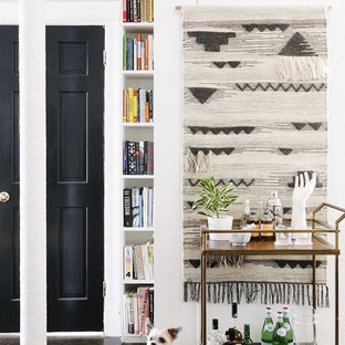 Imagen de bar en casa con carrito de bar nórdico, pequeño, con suelo de madera oscura y suelo negro