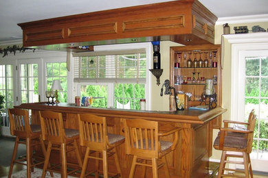 Example of a classic home bar design in New York