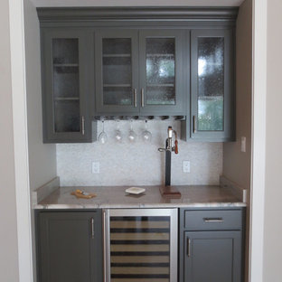 おしゃれなホームバー モザイクタイルのキッチンパネル 黒いキャビネット の画像 21年8月 Houzz ハウズ