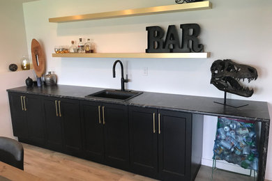 Ejemplo de bar en casa lineal moderno con fregadero encastrado, armarios estilo shaker, puertas de armario negras, encimera de laminado y encimeras multicolor
