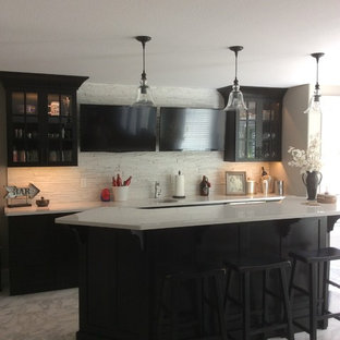Immagine di un bancone bar moderno con lavello da incasso, ante di vetro, ante in legno bruno, top in quarzite, paraspruzzi bianco, paraspruzzi con piastrelle in pietra, pavimento in marmo, pavimento grigio e top bianco