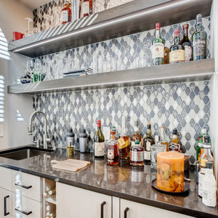 Foto di un angolo bar con lavandino minimal con lavello sottopiano, ante lisce, ante beige, paraspruzzi multicolore e top nero