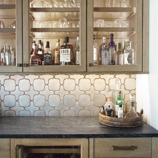 Ispirazione per un angolo bar con lavandino chic di medie dimensioni con ante lisce, ante in legno scuro, top in marmo, paraspruzzi con piastrelle in terracotta, pavimento in legno massello medio, pavimento marrone e top nero