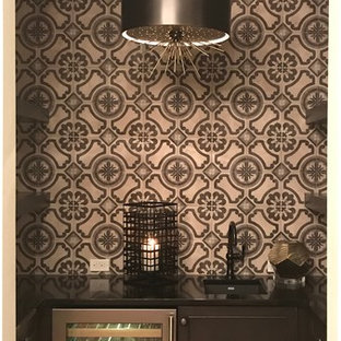 Immagine di un piccolo angolo bar con lavandino moderno con lavello sottopiano, ante con riquadro incassato, ante in legno bruno, top in granito, paraspruzzi multicolore, paraspruzzi con piastrelle in terracotta e pavimento in legno massello medio