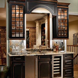 Idee per un piccolo angolo bar con lavandino rustico con lavello sottopiano, ante con bugna sagomata, ante nere, top alla veneziana, parquet chiaro, paraspruzzi in ardesia e pavimento beige
