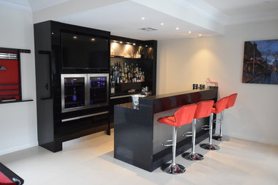 Diseño de bar en casa con barra de bar lineal moderno de tamaño medio con armarios abiertos, puertas de armario negras y encimera de cuarzo compacto