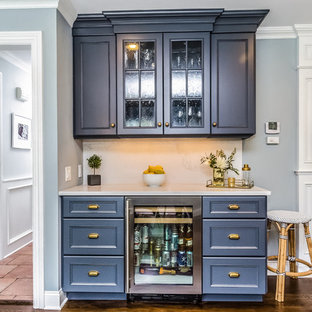 Ispirazione per un angolo bar con lavandino classico di medie dimensioni con ante con riquadro incassato, ante blu, top in marmo, paraspruzzi bianco, paraspruzzi in marmo, parquet scuro e pavimento marrone