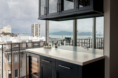 サンフランシスコにあるコンテンポラリースタイルのおしゃれなホームバー (大理石カウンター、ミラータイルのキッチンパネル、白いキッチンカウンター) の写真