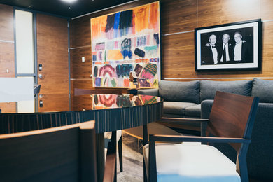 Imagen de bar en casa de galera retro grande con fregadero bajoencimera, encimera de mármol, salpicadero de madera, moqueta y suelo gris