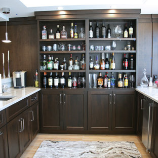 Foto di un bancone bar tradizionale di medie dimensioni con lavello sottopiano, ante lisce, ante marroni, top in quarzo composito, paraspruzzi bianco, paraspruzzi in quarzo composito, pavimento in gres porcellanato, pavimento beige e top bianco