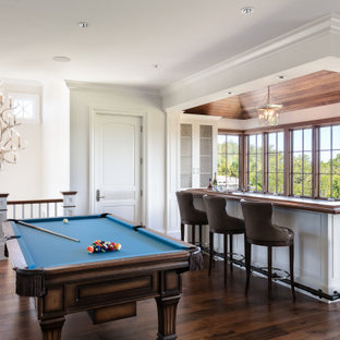 Ispirazione per un grande angolo bar con lavandino stile marinaro con lavello integrato, ante con riquadro incassato, ante bianche, top in legno, parquet scuro, pavimento marrone e top marrone