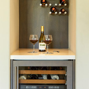 Immagine di un bancone bar minimal di medie dimensioni con lavello sottopiano, ante in stile shaker, ante grigie, top in quarzo composito, paraspruzzi multicolore e parquet scuro