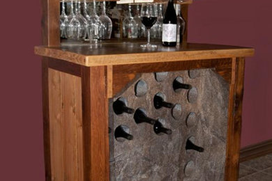 Foto de bar en casa con fregadero lineal clásico pequeño con encimera de madera
