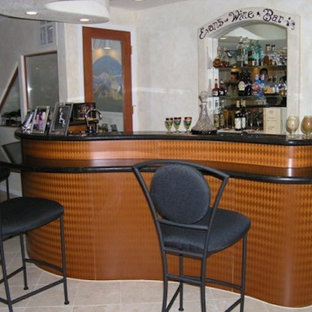 Idee per un angolo bar con lavandino contemporaneo di medie dimensioni con lavello sottopiano, ante lisce, ante marroni, top in granito, paraspruzzi nero, paraspruzzi in granito e top nero