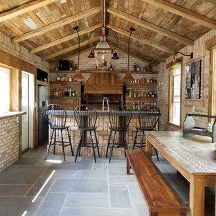 Ispirazione per un angolo bar con lavandino stile rurale con nessun'anta, ante in legno scuro, top in cemento, paraspruzzi in mattoni, pavimento in ardesia e pavimento grigio