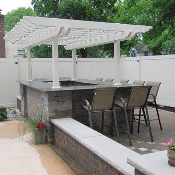 Outdoor Kitchens & Bars