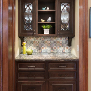 Ispirazione per un piccolo angolo bar con lavandino chic con nessun lavello, ante di vetro, ante in legno bruno, top in quarzo composito, paraspruzzi multicolore, paraspruzzi con piastrelle in terracotta e pavimento in legno massello medio