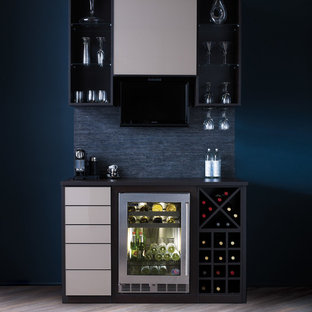 Ispirazione per un angolo bar con lavandino contemporaneo di medie dimensioni con nessun lavello, ante lisce, ante grigie, top in superficie solida, paraspruzzi in legno, pavimento in travertino, pavimento beige e paraspruzzi blu