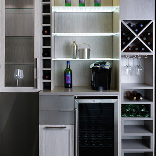 Esempio di un angolo bar minimalista di medie dimensioni con nessun lavello, ante lisce, ante grigie, top in superficie solida, paraspruzzi beige, paraspruzzi in legno, pavimento in travertino e pavimento nero
