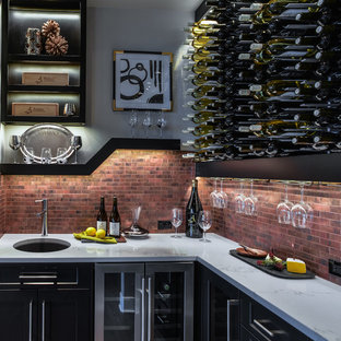 Immagine di un grande angolo bar con lavandino contemporaneo con lavello sottopiano, ante in stile shaker, ante in legno bruno, top in quarzo composito, paraspruzzi rosso, paraspruzzi con piastrelle in pietra e pavimento in legno massello medio