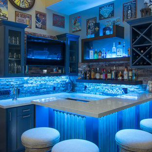 Foto di un piccolo bancone bar stile rurale con nessun lavello, ante in stile shaker, ante blu, top in quarzo composito, paraspruzzi multicolore, paraspruzzi con piastrelle in terracotta, pavimento in gres porcellanato e pavimento marrone