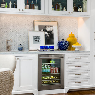 Immagine di un angolo bar con lavandino classico di medie dimensioni con lavello sottopiano, ante a filo, ante bianche, top in marmo, paraspruzzi grigio, paraspruzzi con piastrelle a mosaico e parquet scuro
