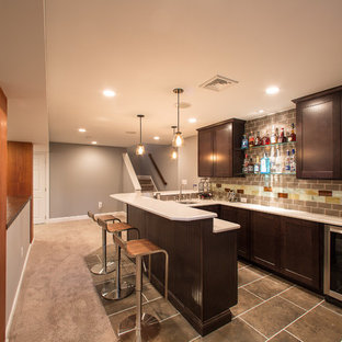 Foto di un piccolo bancone bar moderno con lavello sottopiano, ante in stile shaker, ante in legno bruno, top in laminato, paraspruzzi marrone, paraspruzzi con piastrelle in ceramica, pavimento in ardesia e pavimento marrone