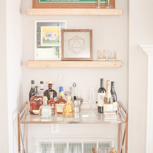 Imagen de bar en casa con carrito de bar bohemio, de tamaño medio, con suelo laminado y suelo marrón