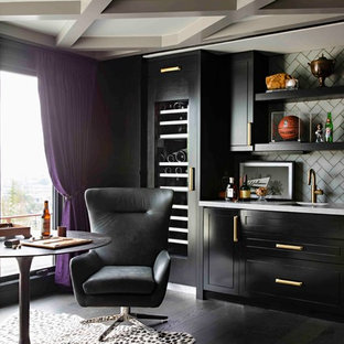 Idee per un angolo bar con lavandino tradizionale di medie dimensioni con lavello integrato, ante lisce, ante nere, top in quarzite, paraspruzzi grigio, paraspruzzi con piastrelle di vetro, pavimento in legno verniciato, pavimento nero e top grigio