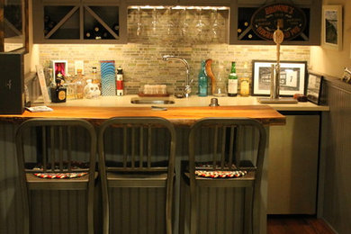 Home bar - home bar idea in Burlington