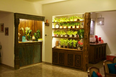 Example of an eclectic home bar design in Mumbai